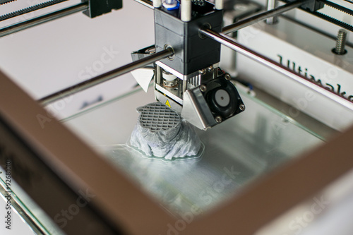 Imprimante 3D en cours d'impression d'un Yoda en résine grise au Fab Lab de la Casemate de Grenoble