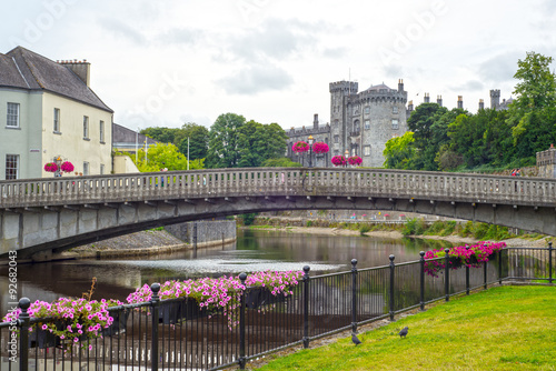Foto flower lined riverside railings view