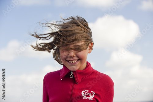 Photos Kind mit wehenden Haaren