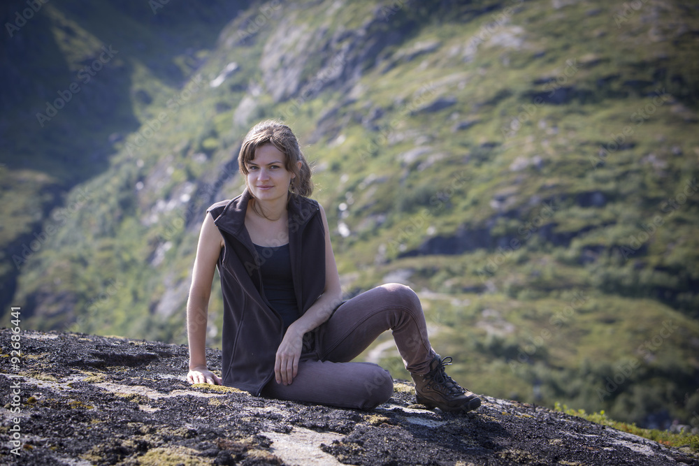 junge Frau rastet in den Bergen der  Lofoten, Norwegen