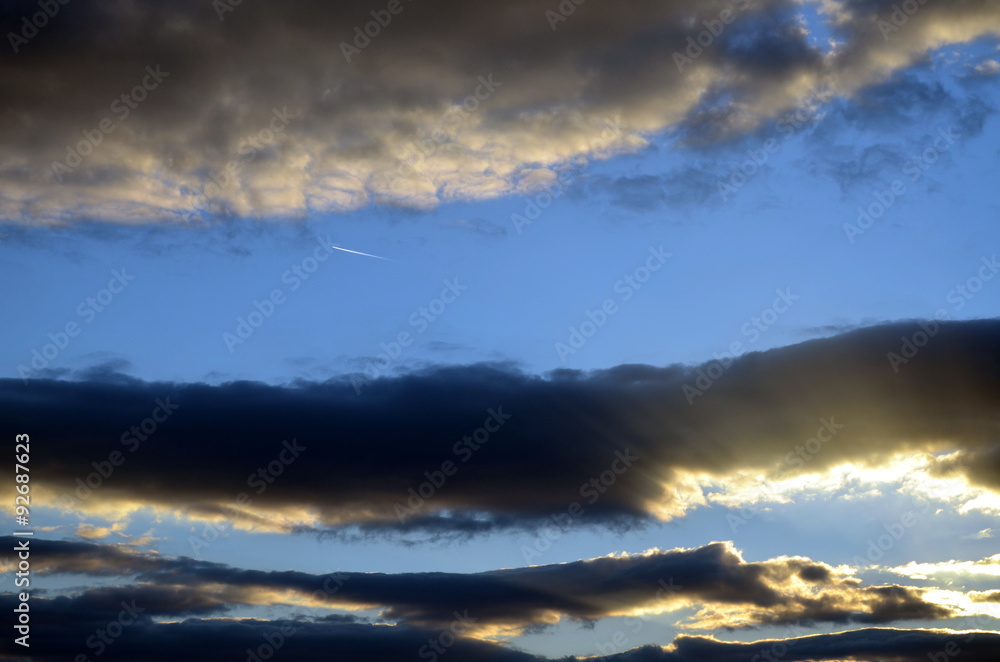 Dramatische Wolken vor blauem Himmel
