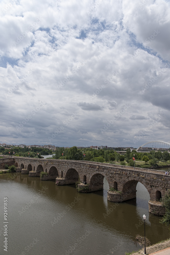 Puente romano de Mérida junto al río Guadiana