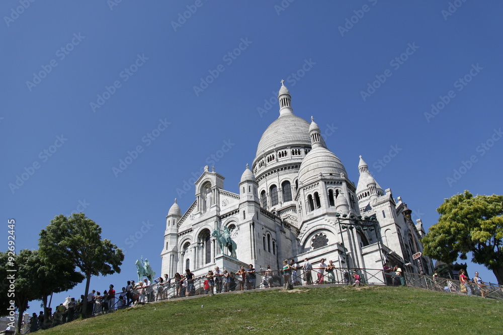 Touristes devant la Basilique du Sacré Coeur à Paris