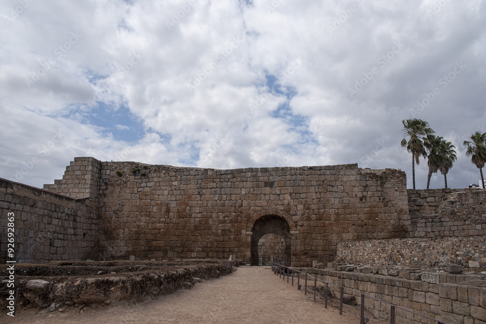 La muralla del la antigua alcazaba de Mérida, España