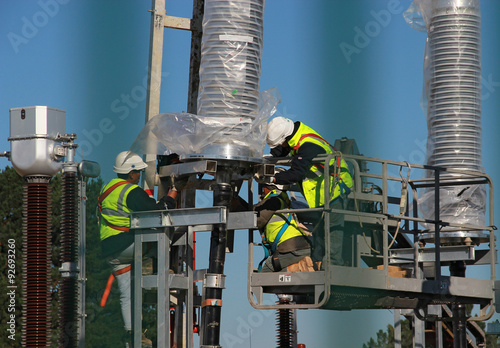 Travaux dans un poste électrique THT - Mise en place de Transformateurs Condensateurs de Tension (TCT) photo