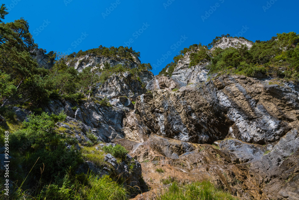 Felswand mit kleinem Wasserfall