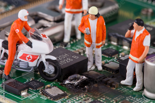 Ärzte untersuchen defektes Mainboard