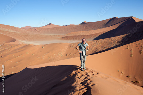 Uomo in vetta alla duna  Namibia