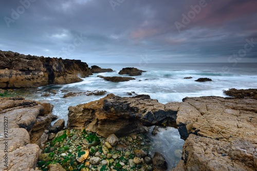 Maravilhosa praia de Cascais com a sua ponde de pedra. Paisagem da costa Portuguesa, perto de Lisboa.