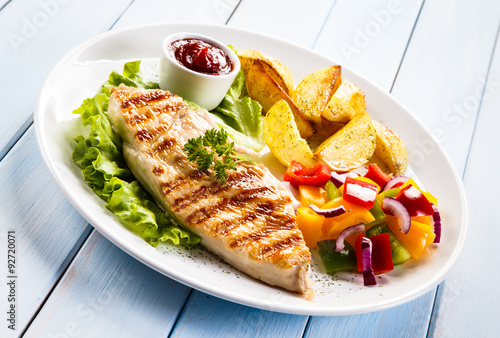 Grilled chicken fillet and vegetables 