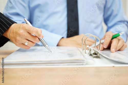 Cuadro en lienzo Inspector find fraud in company documentation