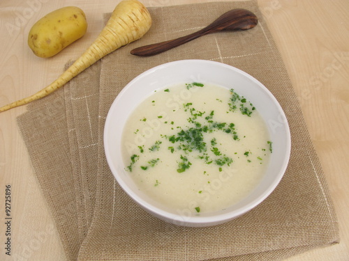 Püreesuppe mit Kartoffeln und Pastinaken photo