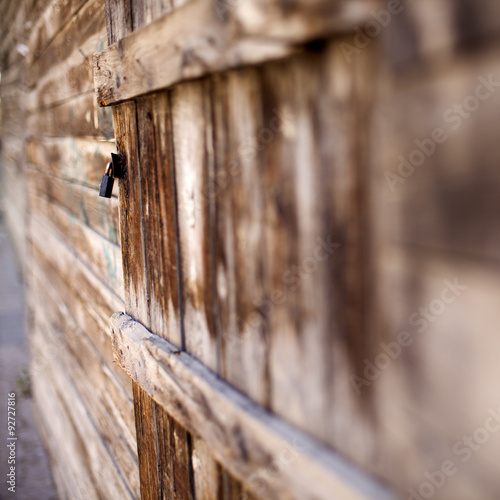 Candado oxidado en valla de madera