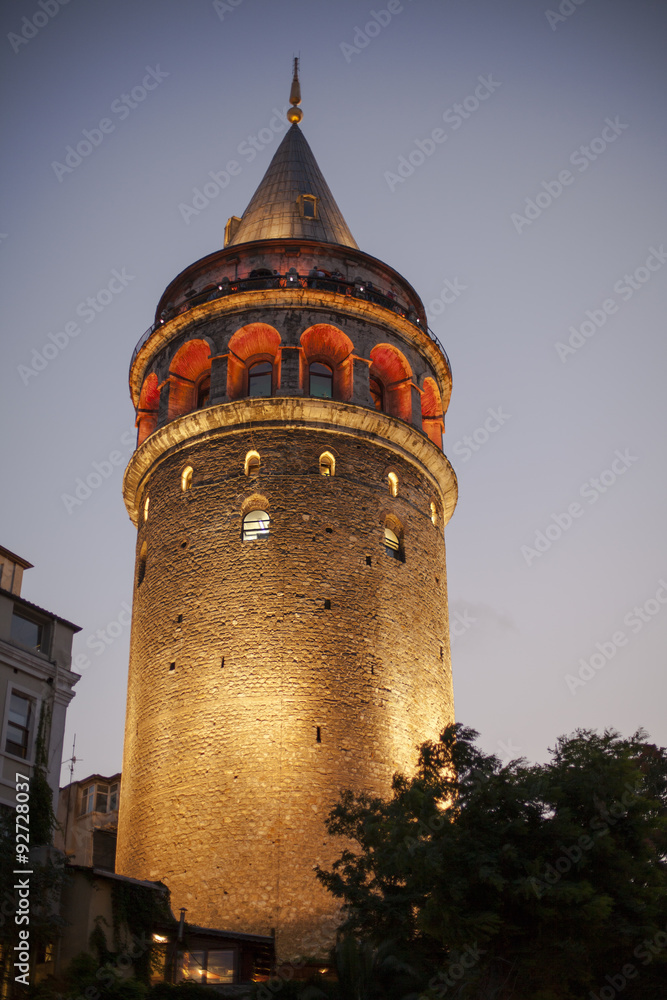 Torre Gálata al anochecer