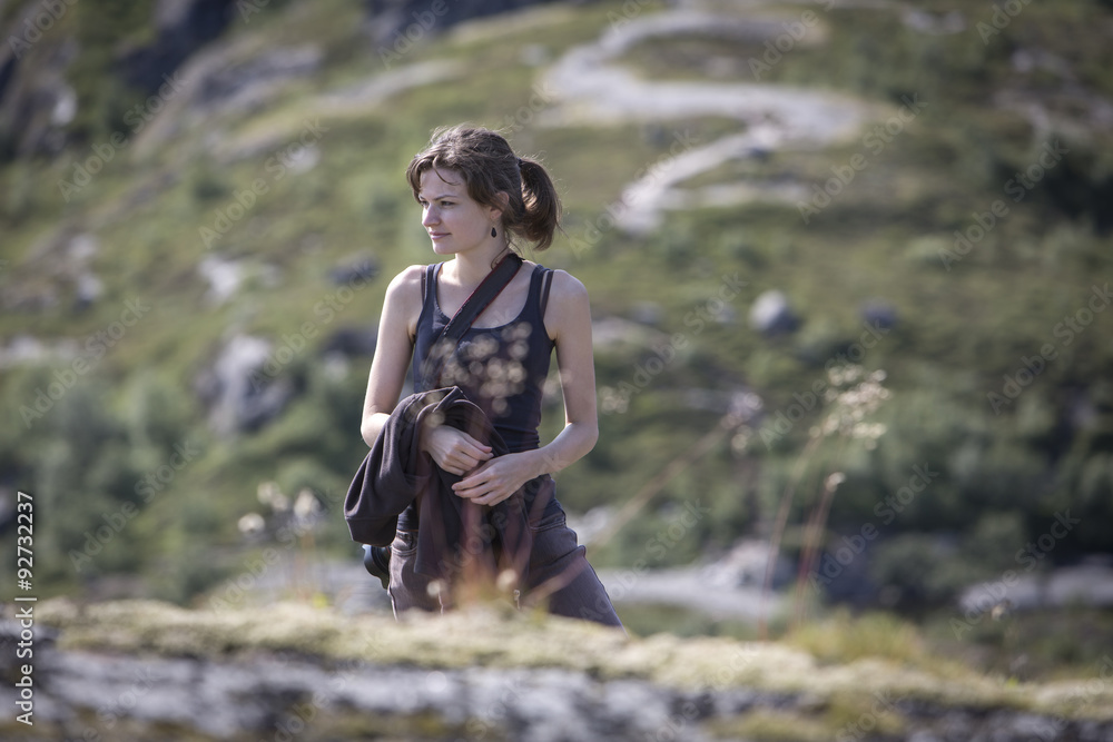 junges Mädchen mit Fotoapparat beim Wandern auf den Lofoten, Norwegen