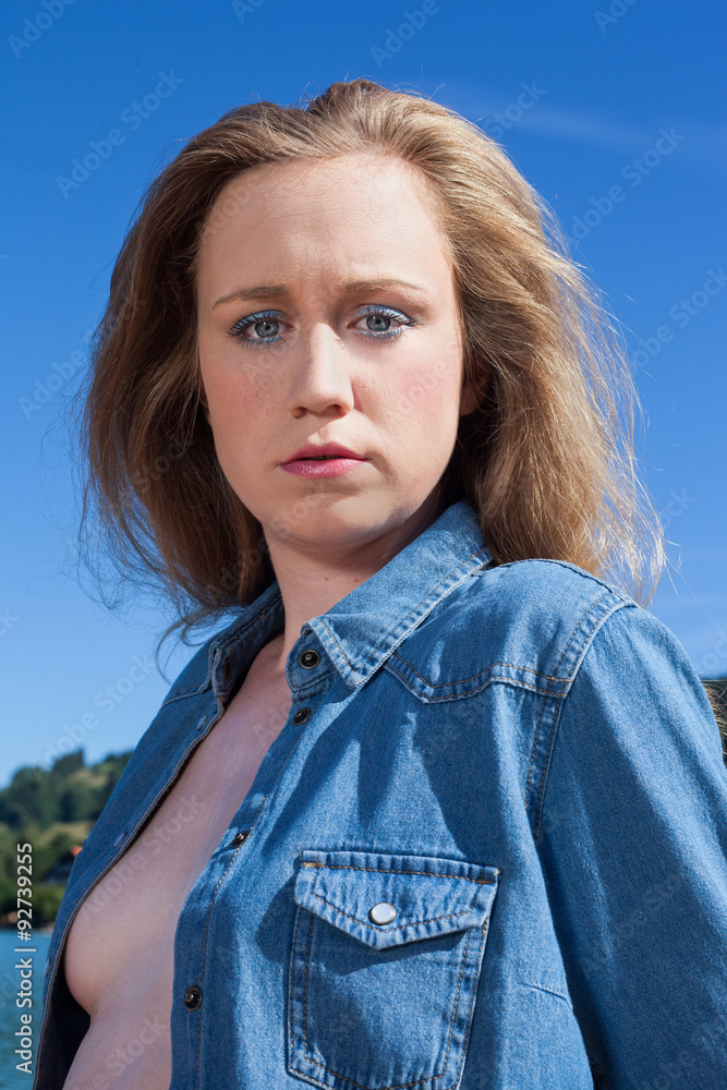 Portrait einer ernsten Junge Frau im Jeanshemd Portrait einer ernsten Junge Frau im Jeanshemd