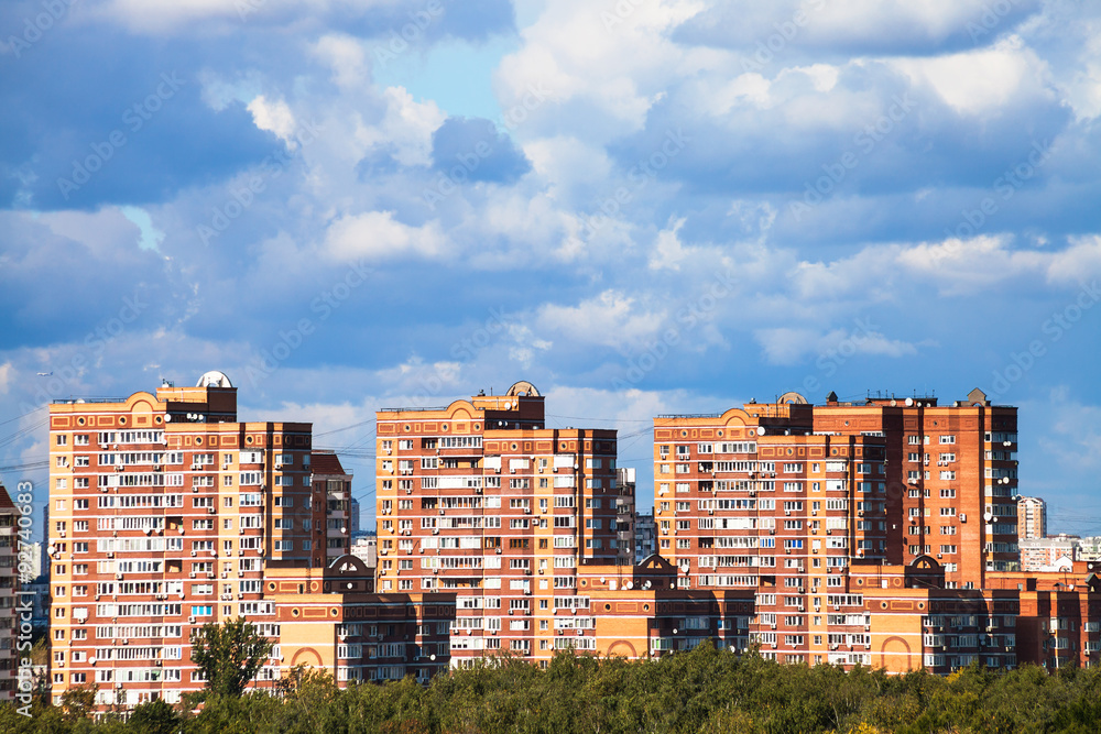 Obraz premium heavy low blue clouds over apartment buildings