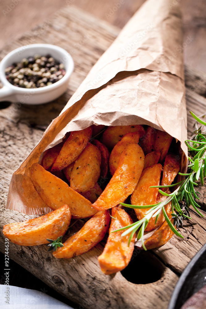 Kartoffel ecken mit Thymian und rosmarin Stock-Foto | Adobe Stock