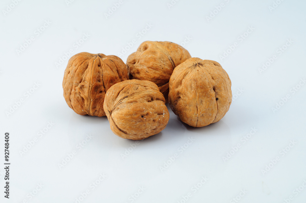 Noci in primo piano sfondo bianco, noci aperte, gusci di noce, noci spaccate, frutta secca Noci in primo piano sfondo bianco, noci aperte, gusci di noce, noci spaccate, frutta secca