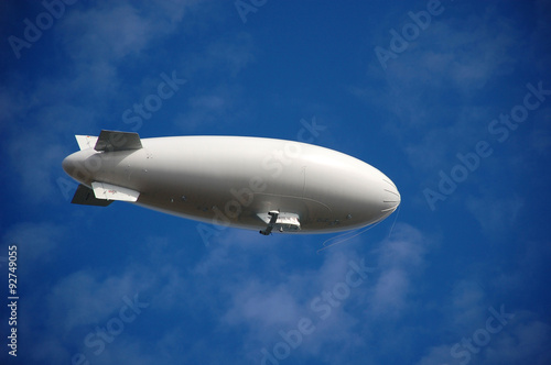 Weißes Luftschiff vor blauem Himmel