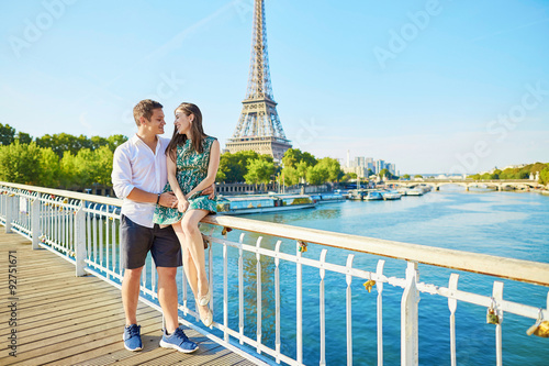 Fototapeta Naklejka Na Ścianę i Meble -  Young romantic couple having a date near the Eiffel tower