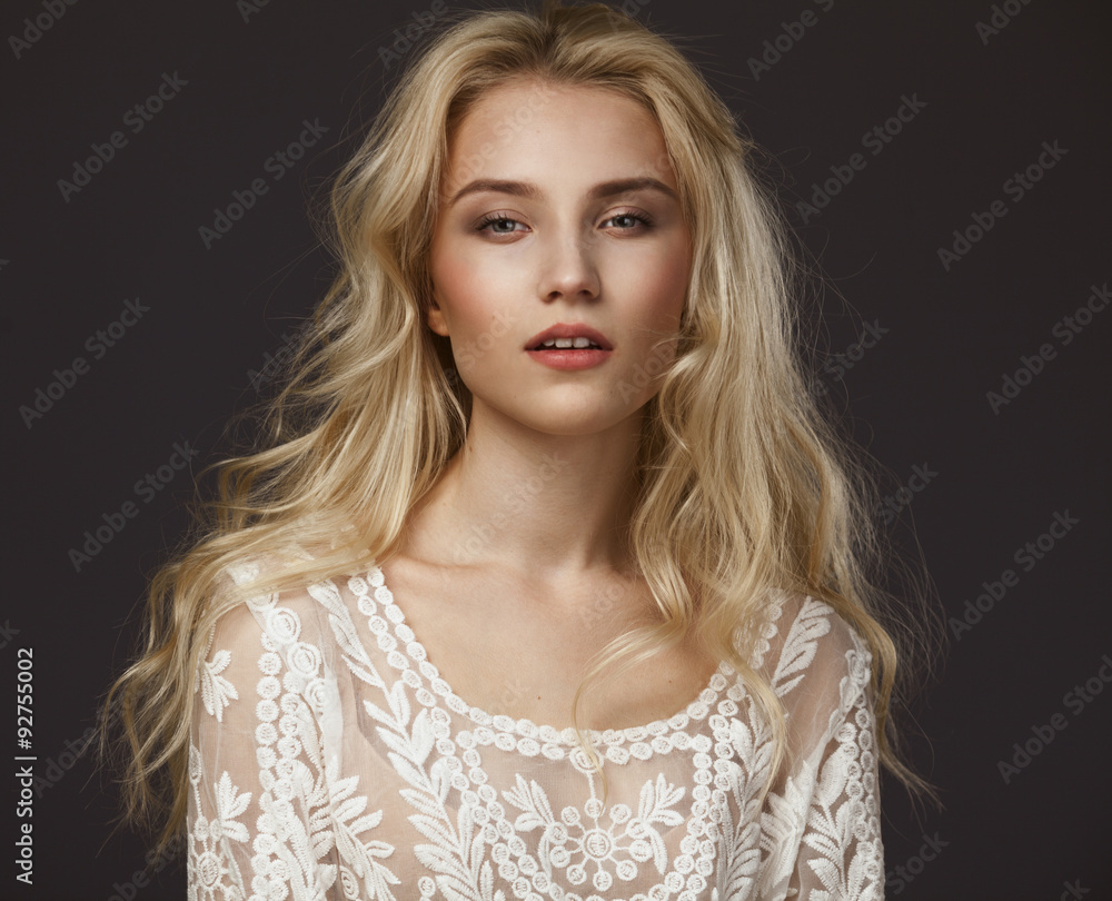 Obraz premium Studio portrait of a beautiful young blond woman