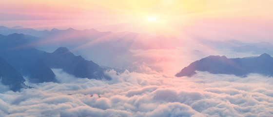 Keuken achterwand Mistige ochtendstond Dageraad boven zee van mist  © panaramka