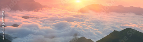 Fototapeta samoprzylepna Świt nad morzem mgły