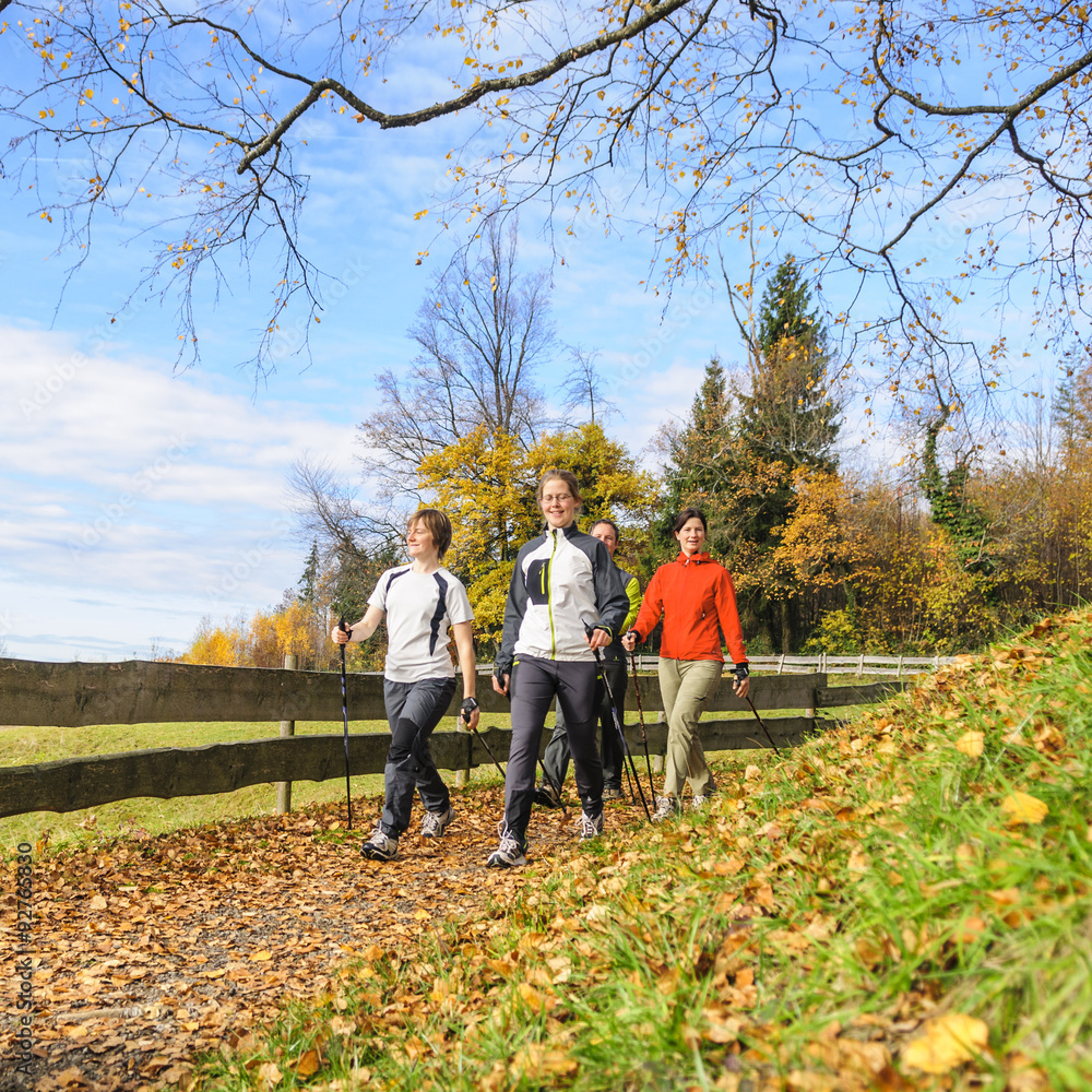 fröhliche Walking-Gruppe in herbstlicher Landschaft fröhliche Walking-Gruppe in herbstlicher Landschaft