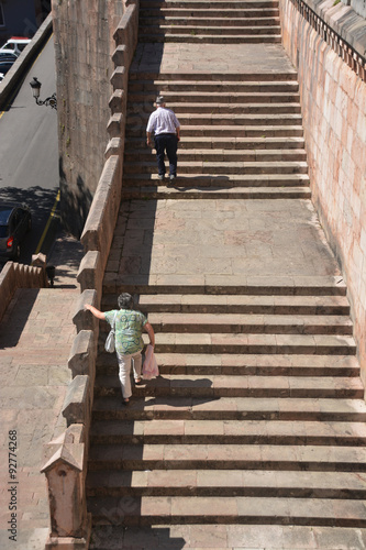 ancianos subiendo por unas escaleras