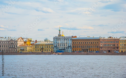 Tableau sur toile Embankment of the Neva River with beautiful old houses in St