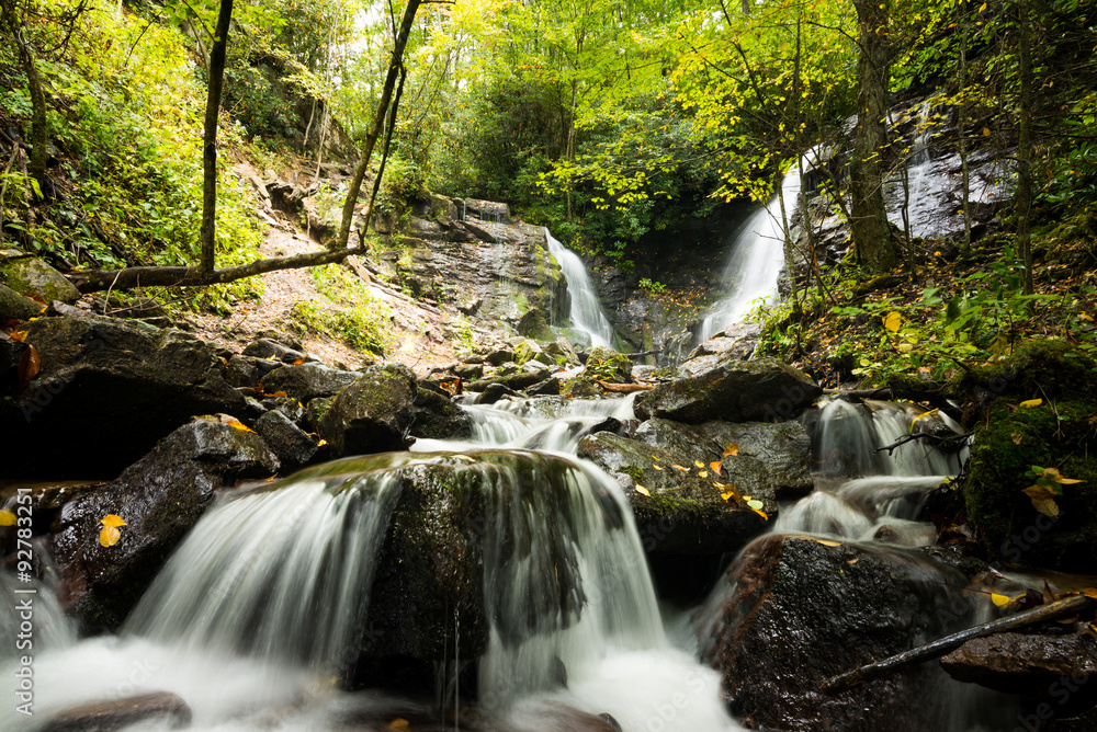 Obraz premium An impressive Soco waterfall in western North Carolina near the town of Cherokee in the Blue Ridge Mountains