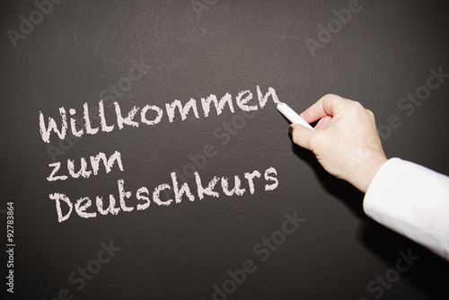 Lehrerin scheibt an die Tafel 