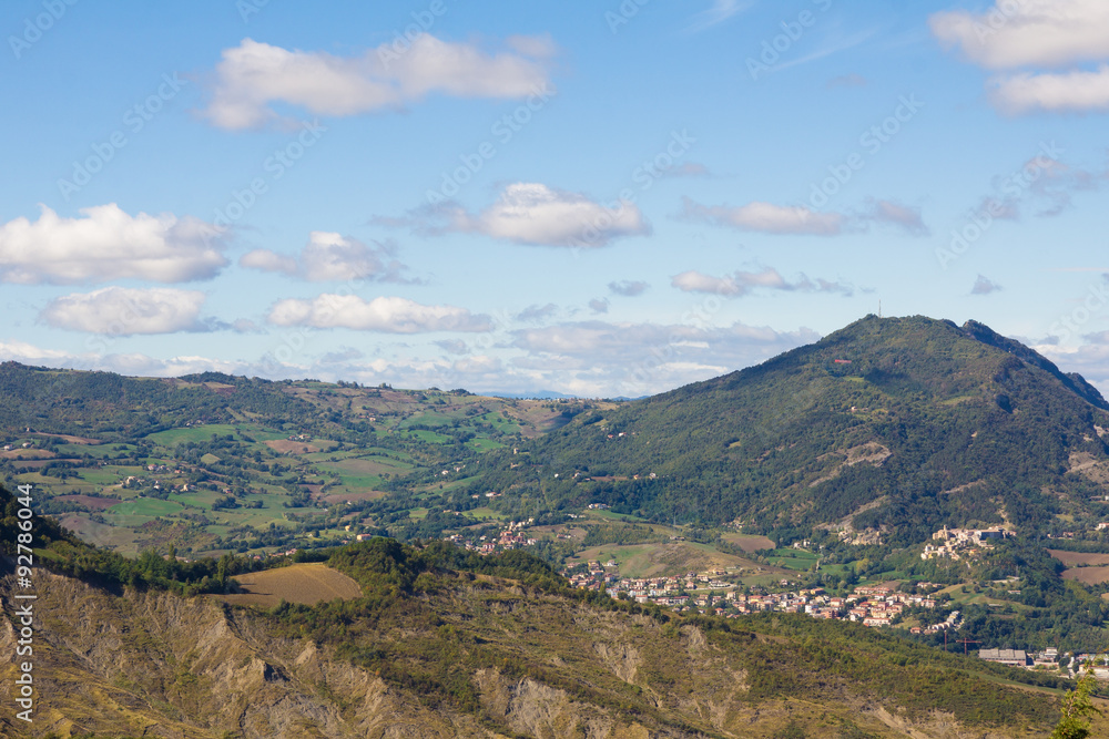 Paesaggio con piccolo villaggio in Valmarecchia, Emilia-Romagna - Italia.
