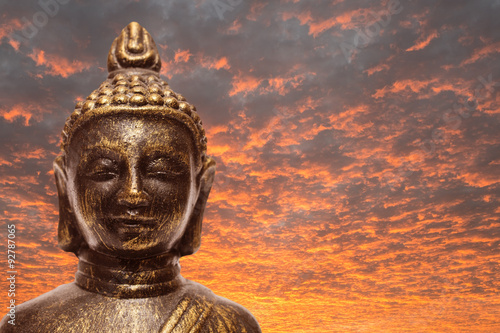 Buddha vor Himmel mit Wolken