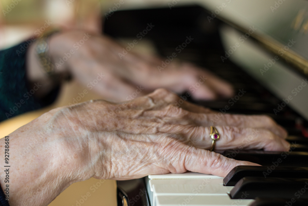Obraz premium Seniorin macht Fingerübungen am Klavier als Prophylaxe 