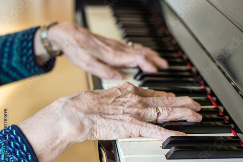 Hände einer alten Frau am Klavier