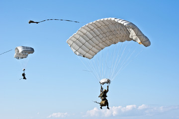 Fotobehang Luchtsport Franse luchtmacht parachutisten boven Saint-Jean-de-Luz  © sasha64f