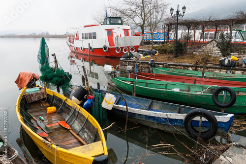 Foto Traditional wooden fishing boats in Lake Pamvotis near Ioannina, Greece