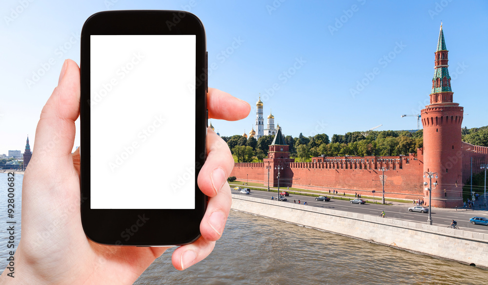 Naklejka premium smartphone and red walls of Moscow Kremlin