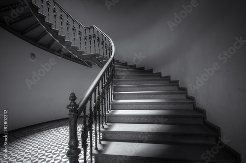 Klasyczne schody w czerni i bieli