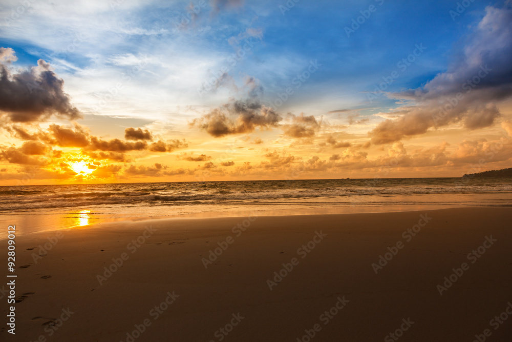 Fototapeta premium sunrise in the sea