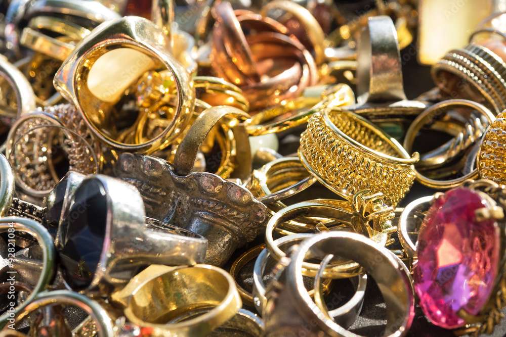 Schmuck - Modeschmuck - Flohmarkt - Schatz - Schatzsuche Stock Photo |  Adobe Stock