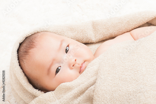 タオルと赤ちゃん © beeboys