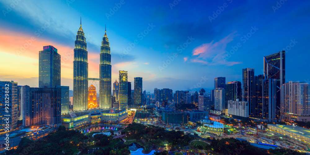 Naklejka premium Panoramę Kuala Lumper o zmierzchu