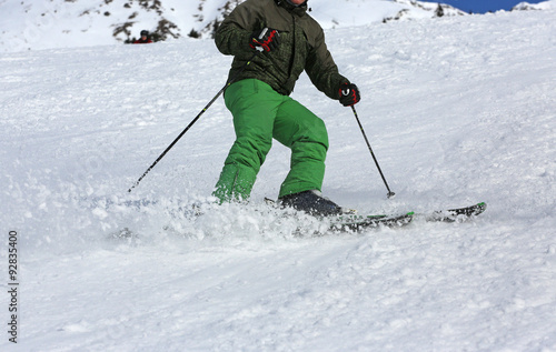 Skifahrer mit grüner Hose