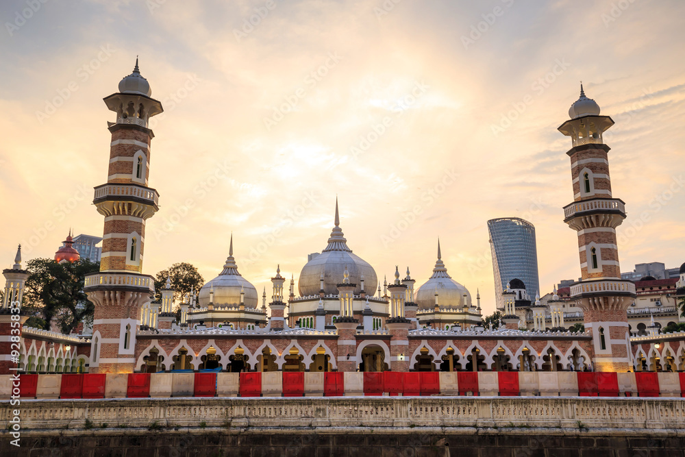 Fototapeta premium Historyczny meczet Masjid Jamek w Kuala Lumpur, Malezja