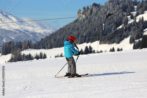kleiner Skifahrer am Schlepplift