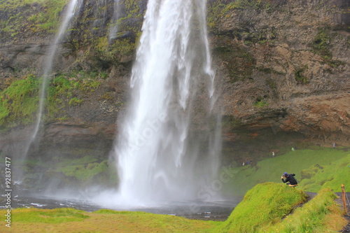 Die Gischt des Wasserfalls Seljalandsfoss auf Island