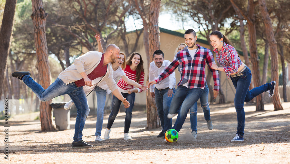 Obraz premium Friends running with ball